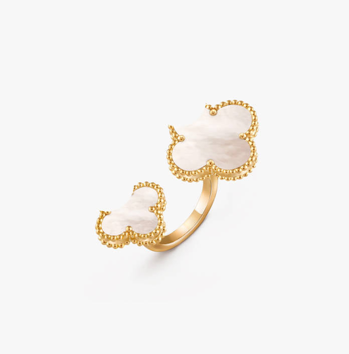 White mother-of-pearl clover leaf ring with 18K gold plating