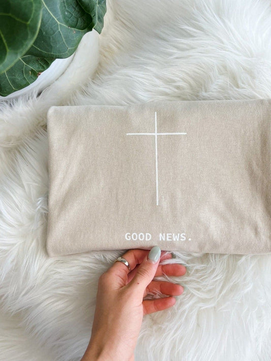 "GOOD NEWS" TEE | SAND