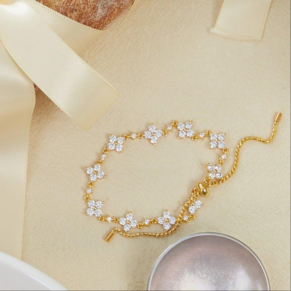 clover leaf bracelet detail view 3
