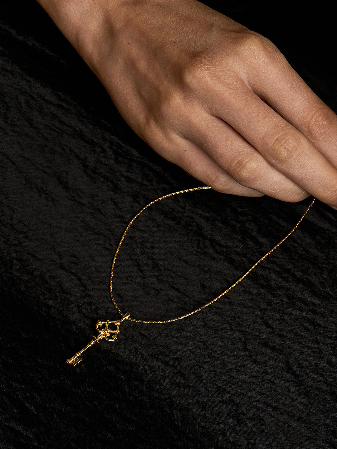 Classical Key & Spade Necklace - An Ancient Symbol on a Golden Collarbone Chain